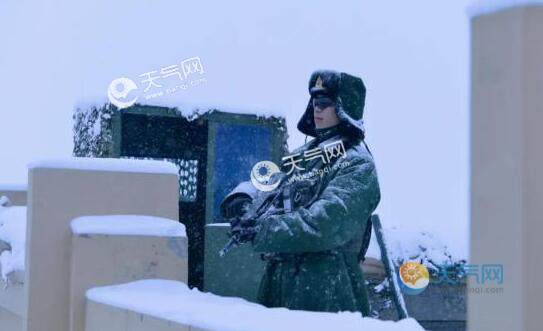 西藏官兵打開(kāi)礦泉水瞬間結(jié)冰是什么情況 網(wǎng)友:真是第一次見(jiàn)